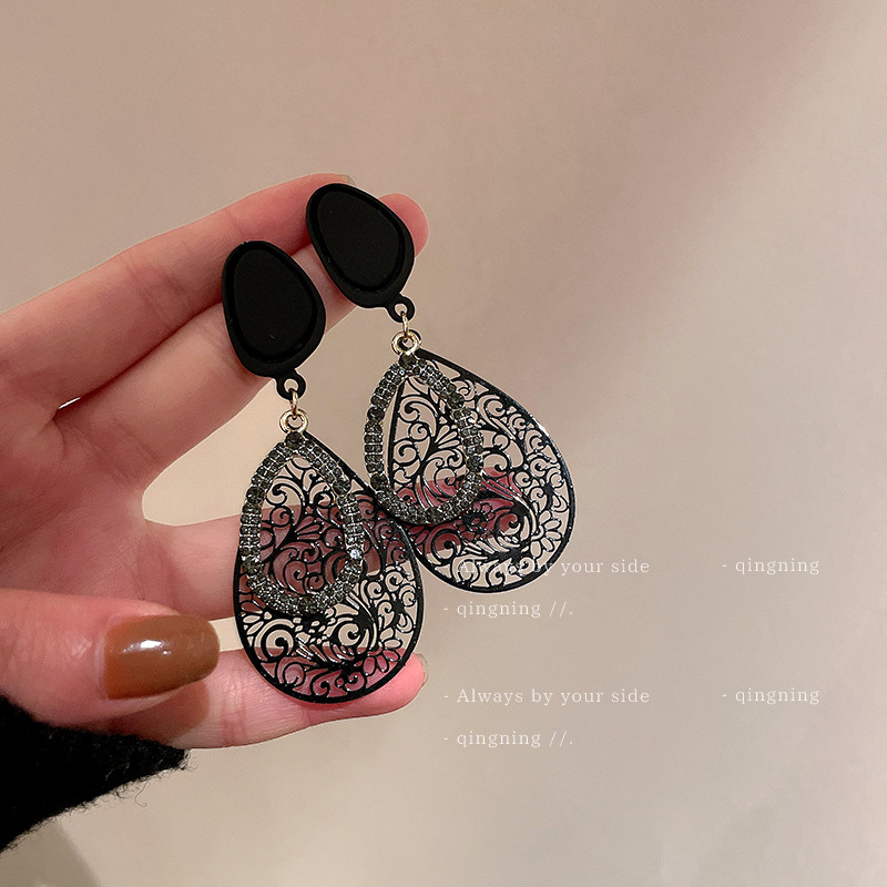 Black small design retro earrings drop-shaped