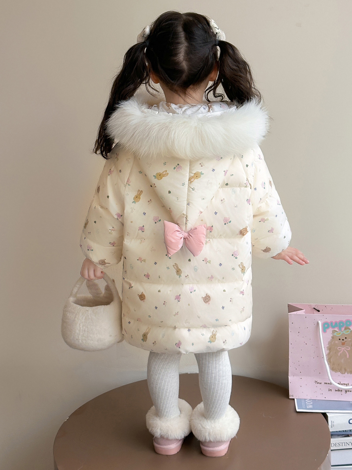 Chaqueta de invierno de niñas 2025, nuevo estilo de estilo occidental bebé femenino, ropa de invierno cálida y gruesa, chaqueta de invierno blanca muy bonita.