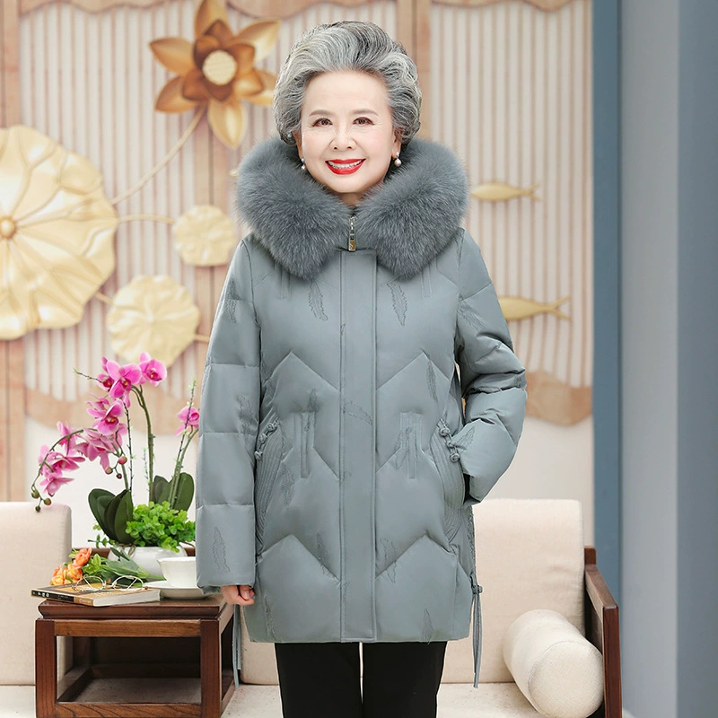 Мама одет пуховик средней и длинной формы женщина 60 лет пожилой мужчина толстая зимняя одежда старуха бабушка теплая куртка с капюшоном