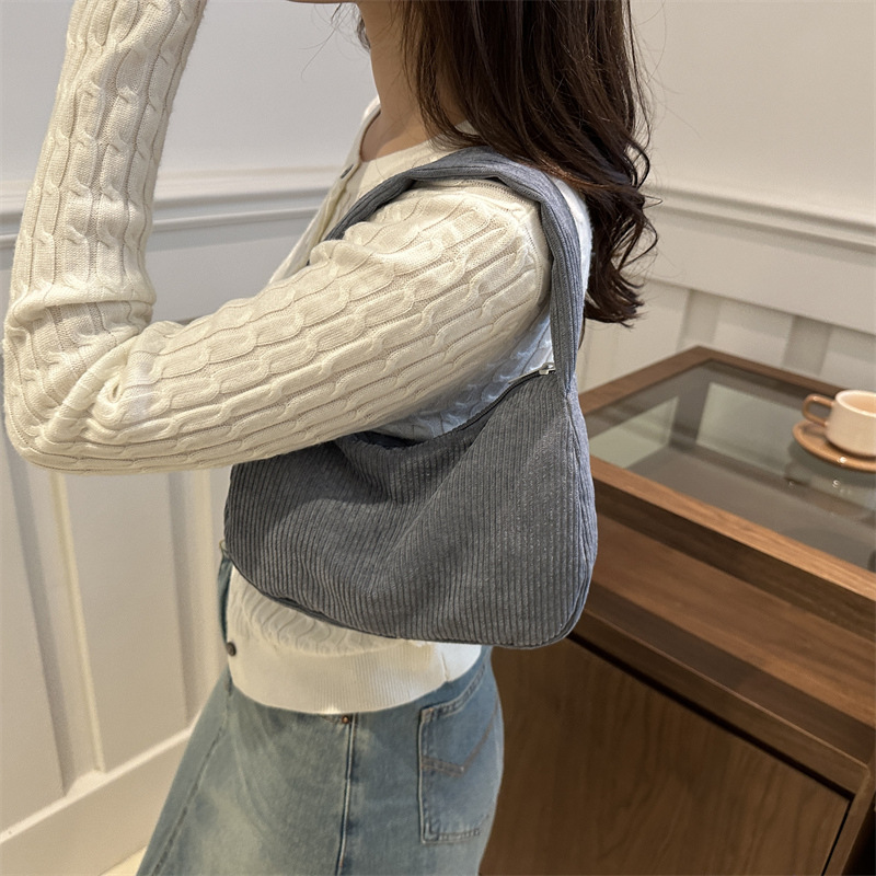 2024 nuevo bolso de axila, bolso de hombro de diseño de personalidad de pana negra retro retro, bolso de luna nueva casual