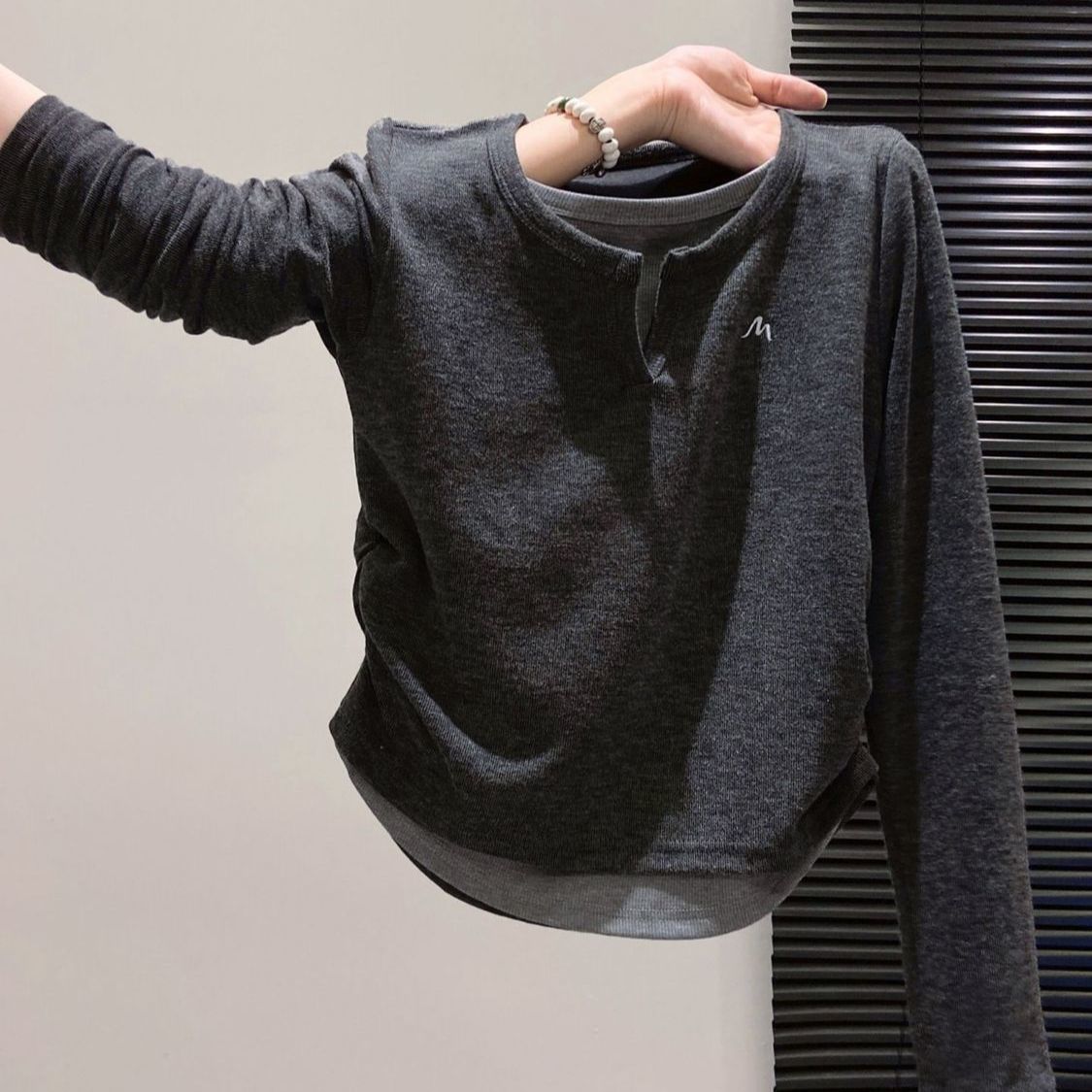 假两件长袖t恤女春秋新款设计感撞色V领修身显瘦内搭打底小衫上衣