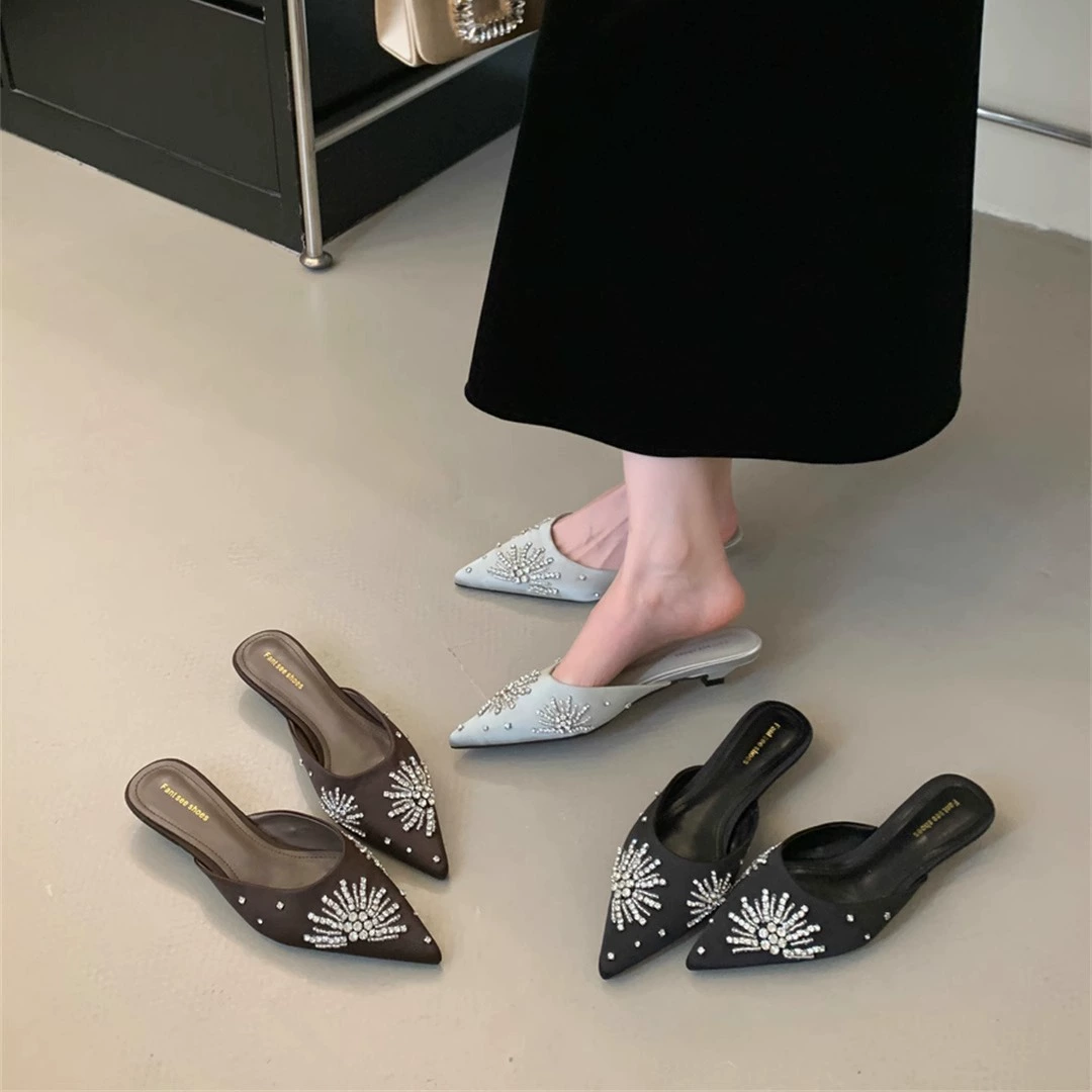 Тапки на низком каблуке 2025 новый остроконечный, неглубокий полутолщий стразы с ленивыми сандалиями Мюллер женские туфли