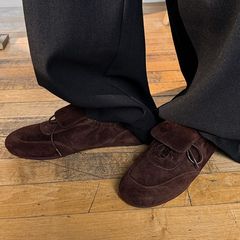 羊の皮をひっくり返してレトロな靴を持ちます。
