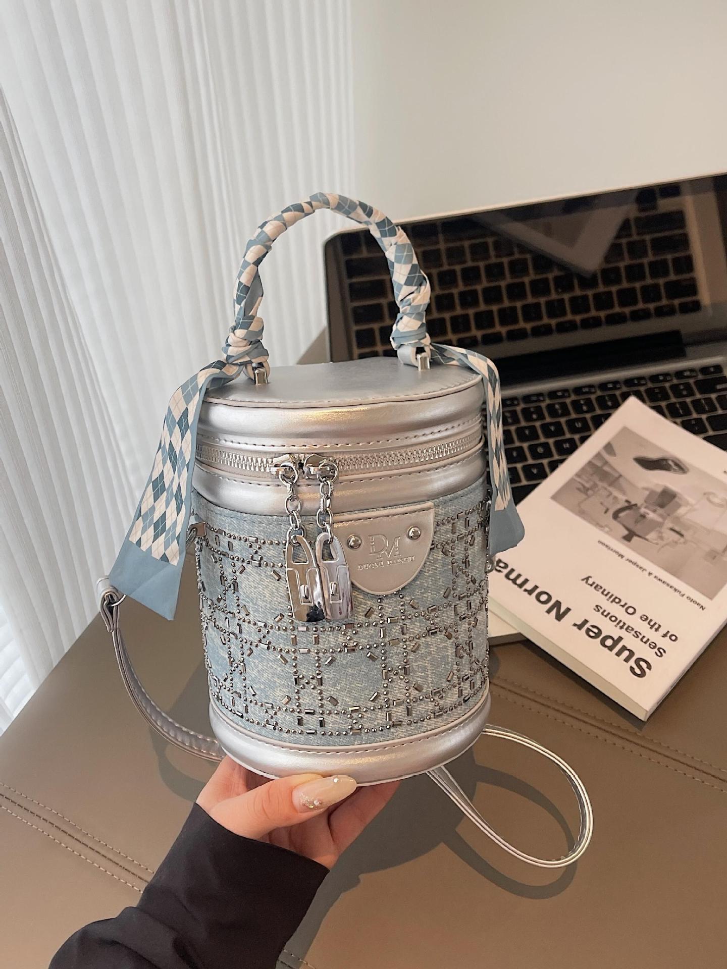 Bolso de cubo de mano de diamantes calientes de nicho popular de verano para mujer 2025 nuevo bolso de hombro de estilo occidental de moda bolso de mensajero de estilo explosivo