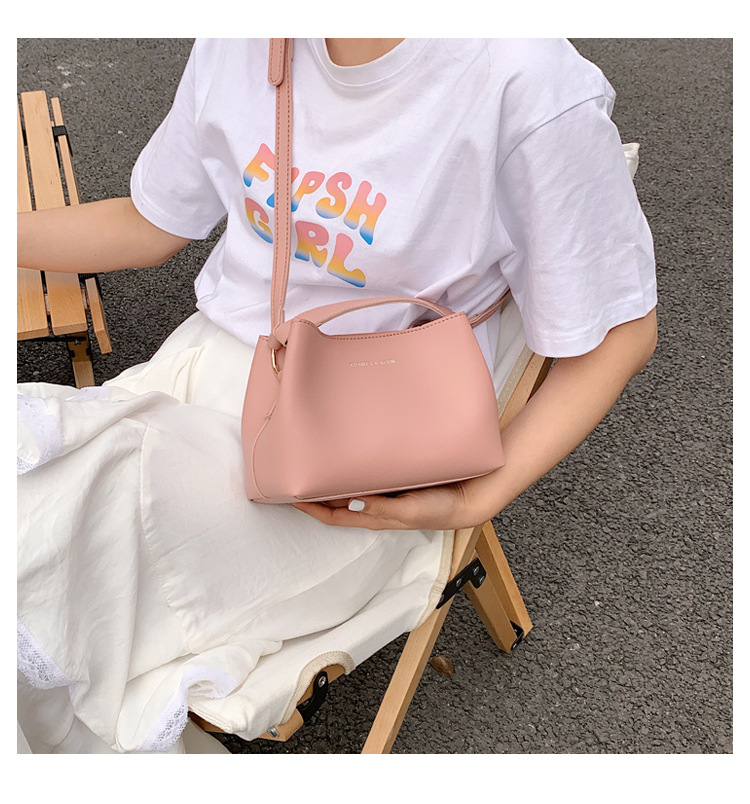 Simple Fashion Solid Color One-shoulder Messenger Bag display picture 3