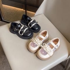 女の子の通気性の小さい靴2025夏の新型の洋気の女の子の王女の靴の通気性の子供の靴の春秋の靴