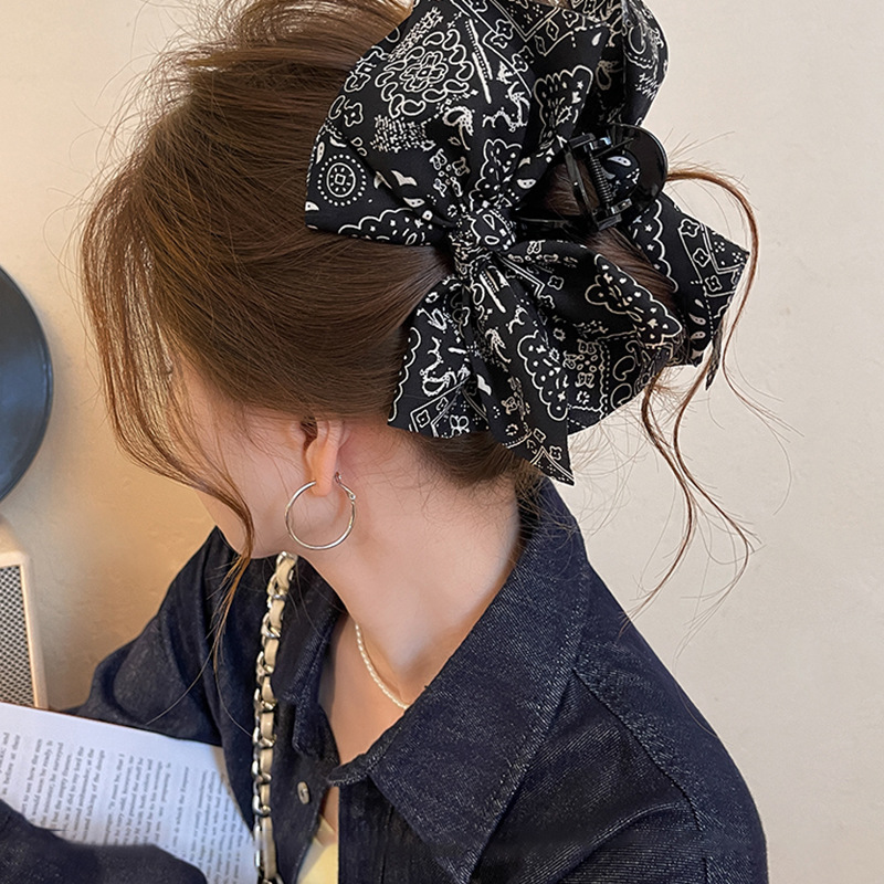 Vintage Square Scarf Print Pearl Pendant Hair Clip for Thick Hair on the Back of the Head, Minimalist Luxury Versatile Hair Accessory for Women