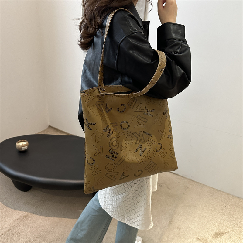 Otoño y invierno retro gran capacidad 2024 nuevo bolso de mujer bolso de hombro universal bolso de viaje de alta calidad bolso especial