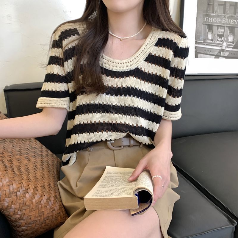 Retro summer design knitted short T-shirt with a round collar