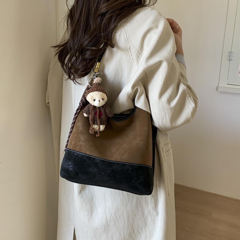 Bolsa de pan retro de terciopelo esmaltado de mujer coreana color combinado simple bolso de cubo de transporte 2025 nuevo estilo de alta sensación bolso de hombro