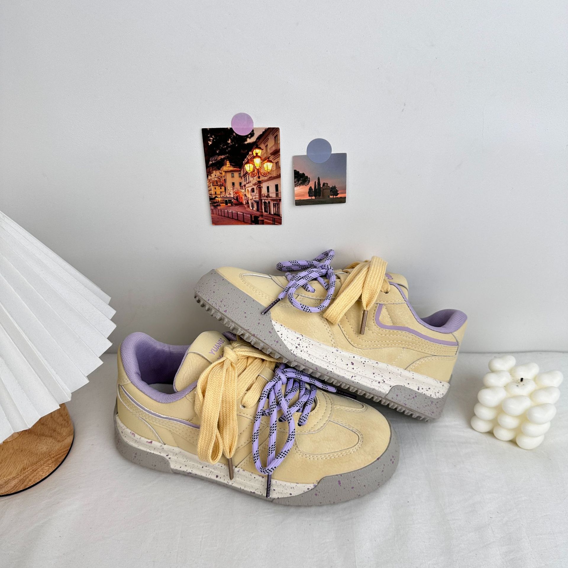 Yuanbo 2025 primavera nuevas zapatillas de deporte para estudiantes de suela gruesa deportes y ocio versión coreana de todo fósforo zapatos blancos zapatos de lona cabello femenino