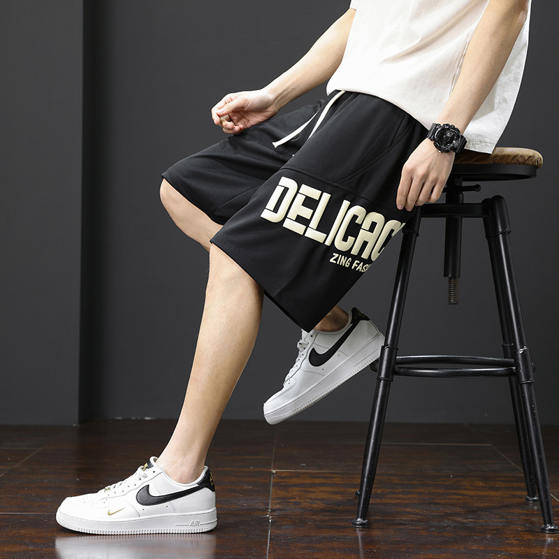 Pantalones deportivos casuales para hombres de verano nuevos pantalones de cinco puntos de estilo de Hong Kong letras sueltas pantalones de impresión de moda pantalones cortos