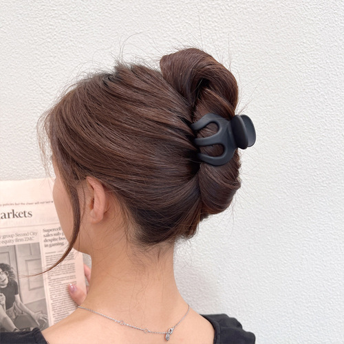 Pumpkin-shaped claw clips securing a high ponytail with small hair clips, fixed in a bun hairstyle, hair pin head accessory