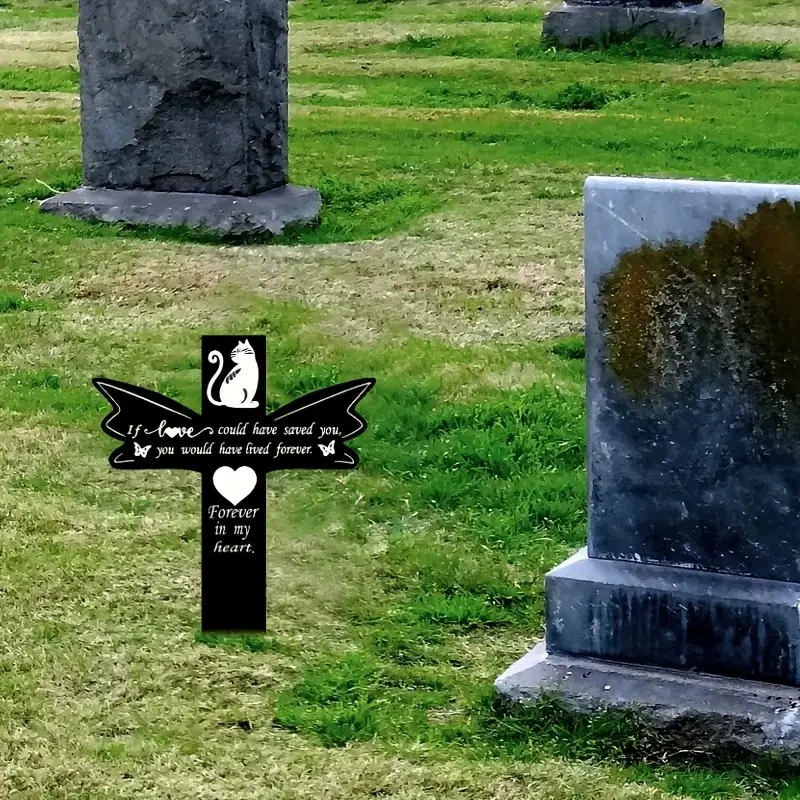 Собака на открытом воздухе могила маркер крест Домашние животные мемориальная доска акции сад или двор сочувствие потери домашних животных