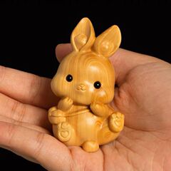 崖柏木彫りのニンジンとウサギの木製創作、無垢材の動物置物、干支のウサギの工芸品、装飾品、手作り
