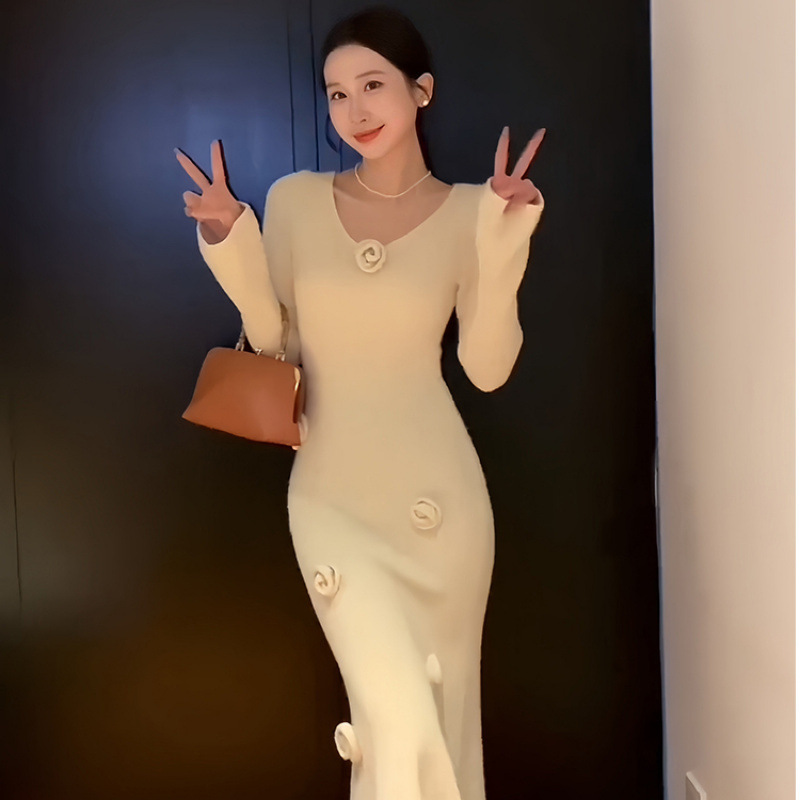 Mid-length Slim-fit Knitted dress Women's Autumn and Winter 2024 New Flower Design Sense Niche Base Sweater Dress