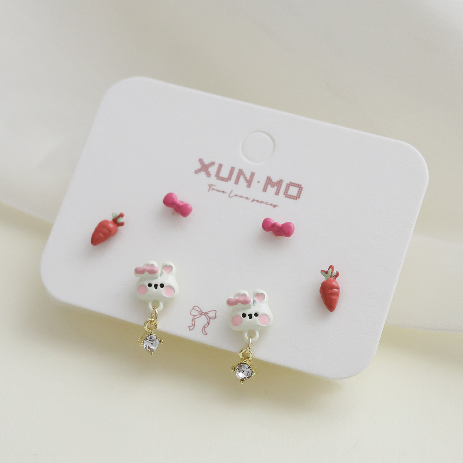 Juego de pendientes de aguja plateados, sencillos y compactos para mujer, pendientes geométricos en forma de corazón, bonitos, dulces y versátiles, venta al por mayor para puestos de mercado