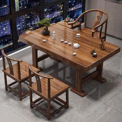 木の大きな板のお茶と椅子の組み合わせのベランダの家庭用客間の小さい部屋型のお茶とお茶のセットの一体のお茶のテーブル