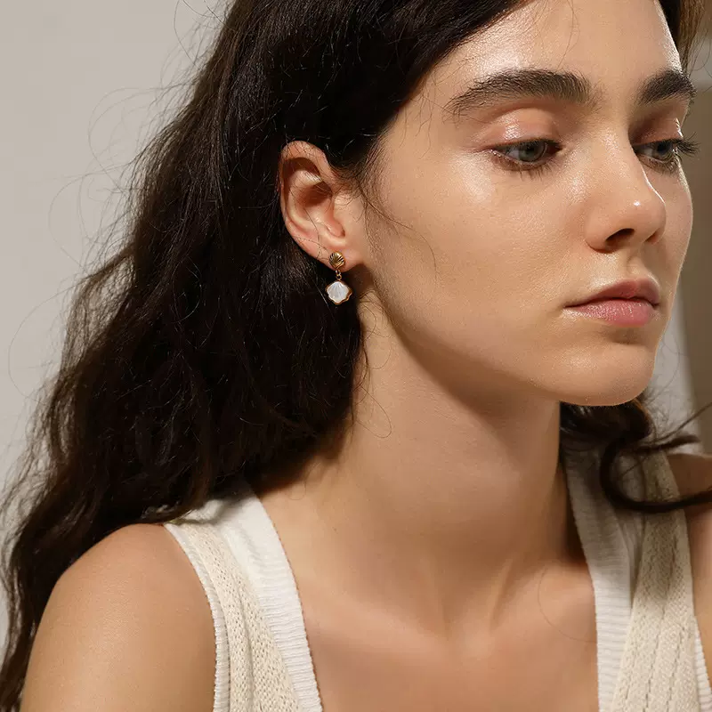 跨境新款海洋白贝钛钢耳钉女时尚百搭不锈钢镀18K金耳环饰品现货