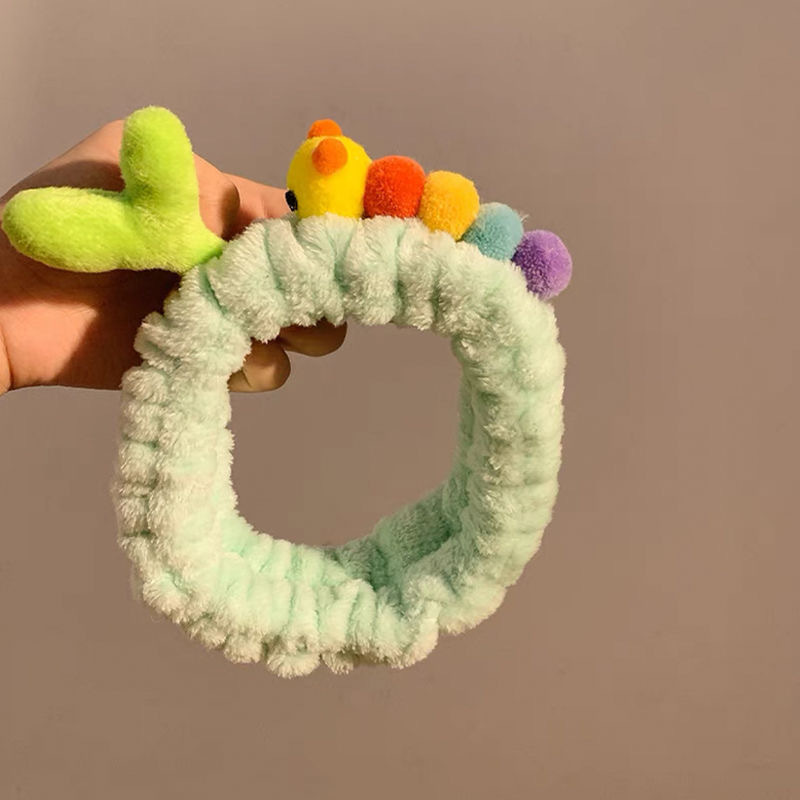 顔を洗って髪を洗って新型の少女の韓国の化粧をつけてマスクの専用のカチューシャをつけます。