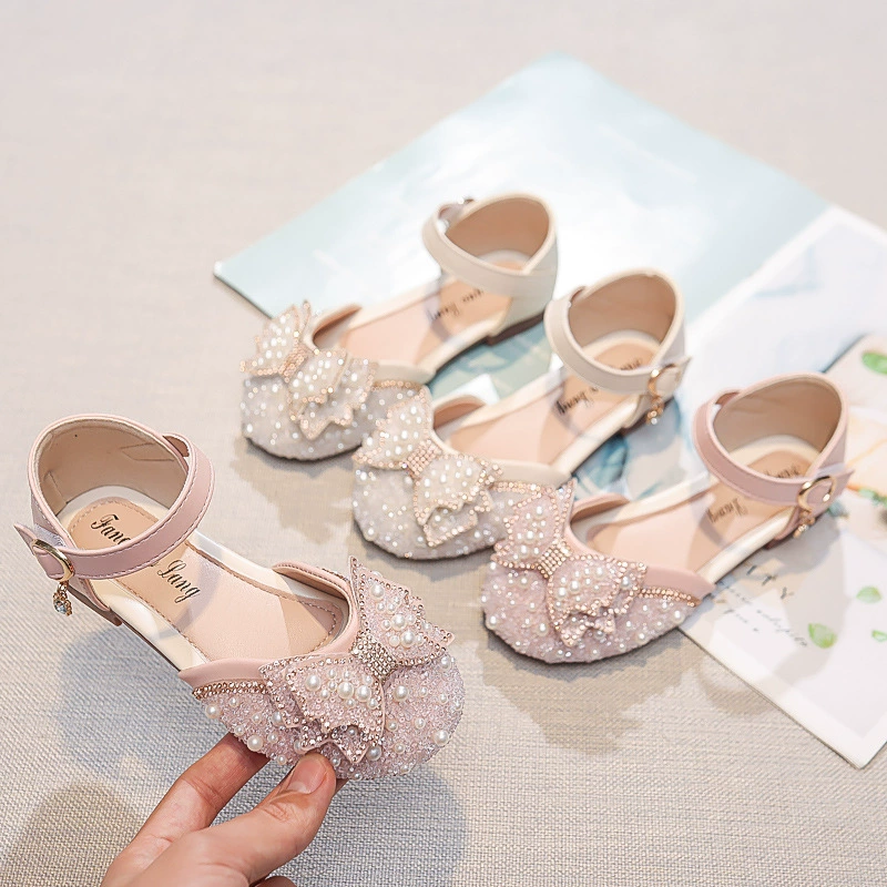 Сандалии для девочек 2025, новые летние туфли с мягкой подошвой в стиле принцессы для детей старшего возраста, детские туфли с кристаллами, летние стильные туфли для девочек.