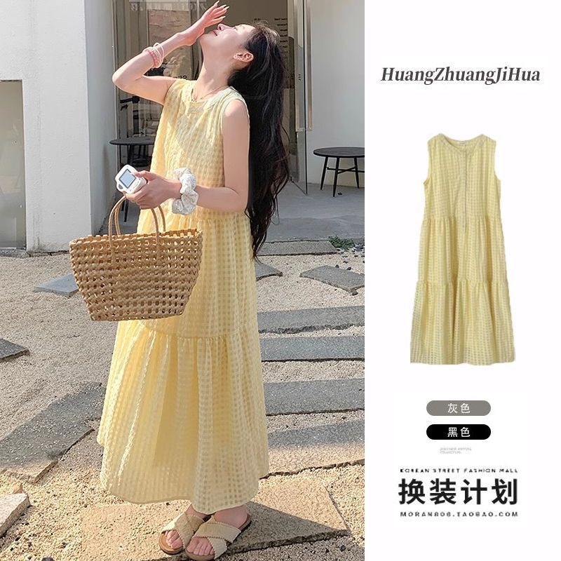 The original design features a light yellow waffle fabric lining, a sleeveless new dopamine sweet French-style vest dress for petite figures