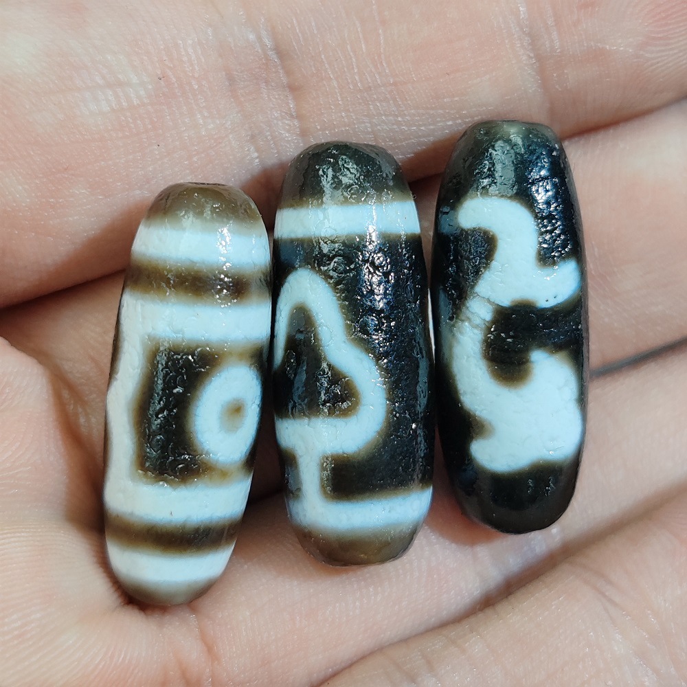 Tibetan-style natural agate pendant necklace with horseshoe pattern weathering process, made using infiltration and calcification techniques.