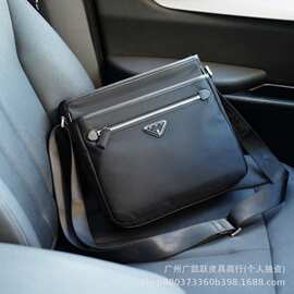 P拉达新款进口降落伞防水尼龙大容量男单肩斜挎邮差包图片实拍