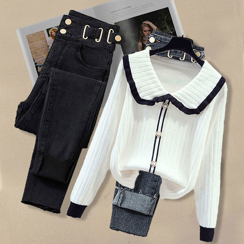 Damenbekleidung – Lockerer Strickpullover mit Peter-Pan-Kragen – Damen-Outfit-Set für den Herbst in Übergröße – Lockerer Strickpullover mit Peter-Pan-Kragen und Slimming-Jeans_voghion.com