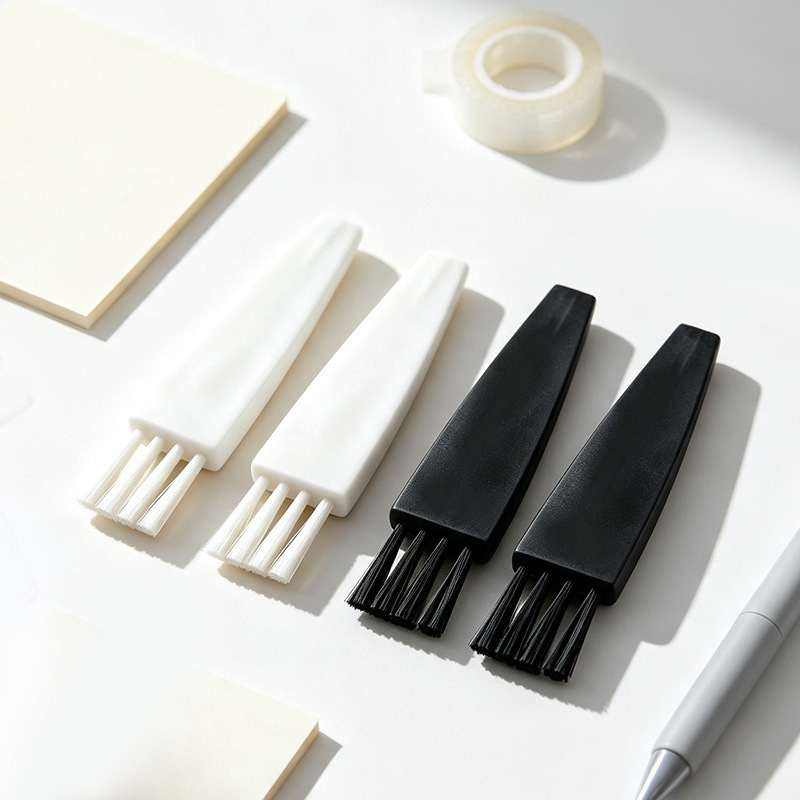 Plastic cleaning brush, ear pick, eyebrow trimmer, small brush, electric hair clipper, razor, home appliance accessory brush Plastic cleaning brush, ear pick, eyebrow trimmer, small brush, electric hair clipper, razor, home appliance accessory brush