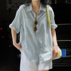 青いストライプのゆるいシャツの女性の怠惰な風2025の新しい半袖の上着のデザイン感の小さい大衆のシャツのカジュアルな夏