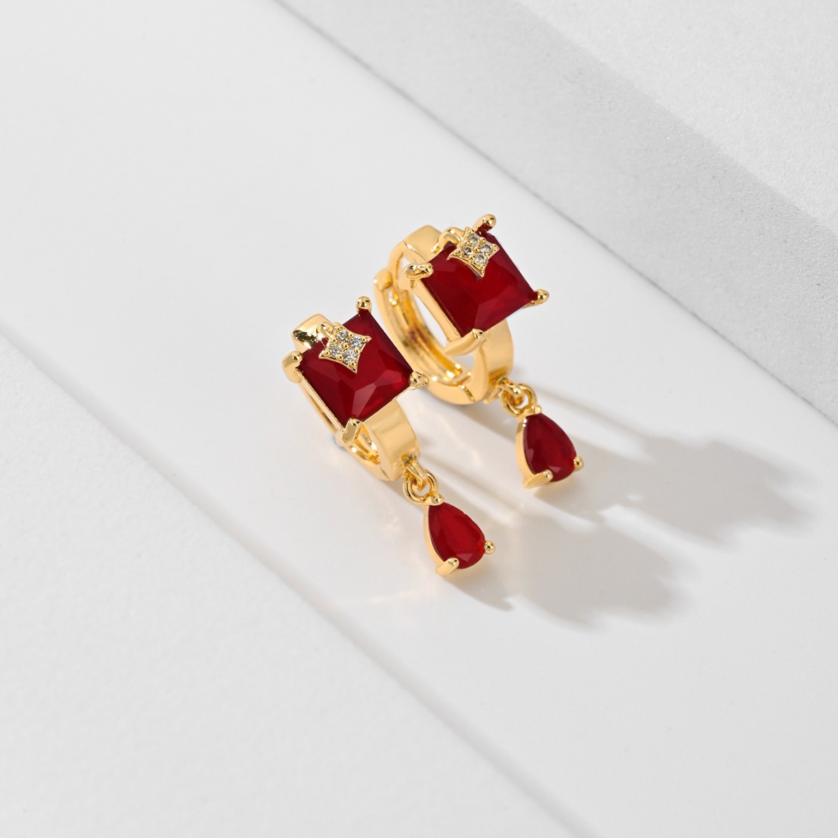 Selección transfronteriza Pendientes de circonio con incrustaciones Joyas Mujer 2024 Nuevos pendientes de moda Pendientes de cobre chapado en oro Joyas exquisitas