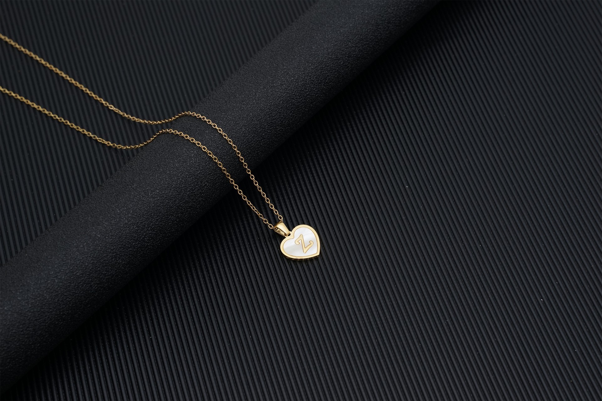 Europa y América 18K oro amor clavícula cadena de las mujeres de acero inoxidable corazón blanco madre colgante 26 letras titanio acero collar