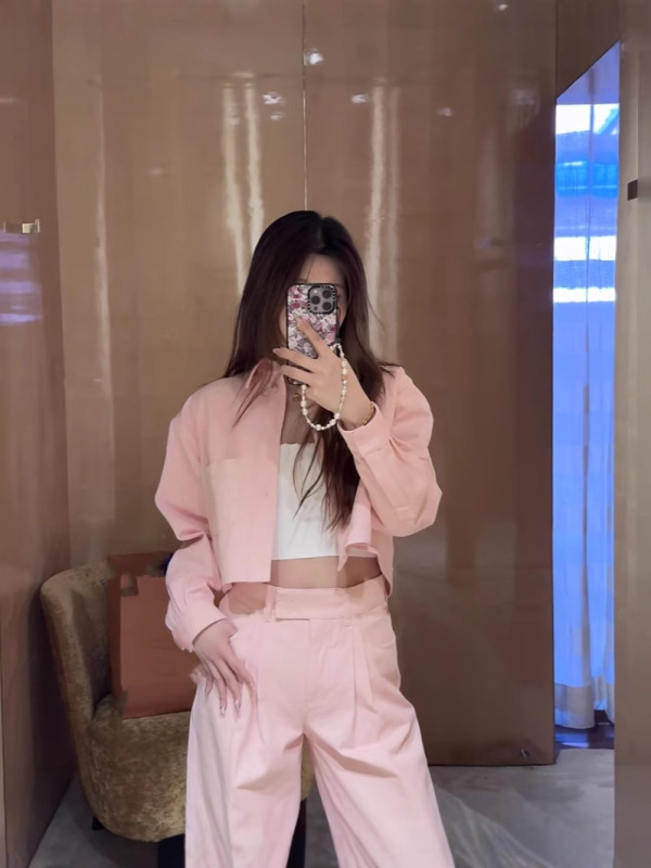 Dujia バージョン既製高品質 V ファミリー 2025 新しい女性のショートデニムシャツジャケットはファッショナブルで多用途です|undefined