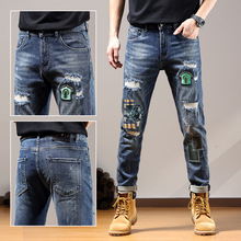 现货潮牌补丁破洞牛仔裤男士弹力修身小脚韩版潮流时尚刺绣长裤子
