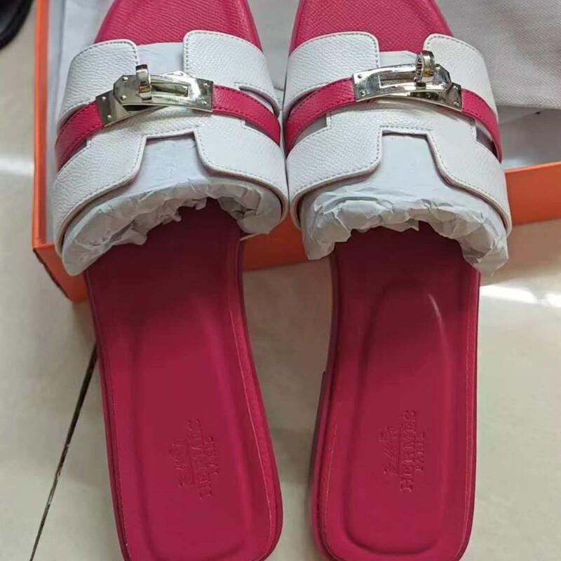 High-Quality Designer Slippers for Spring and Summer 2026, New Model with Buckle, Open-Toe Beach Sandals for Women