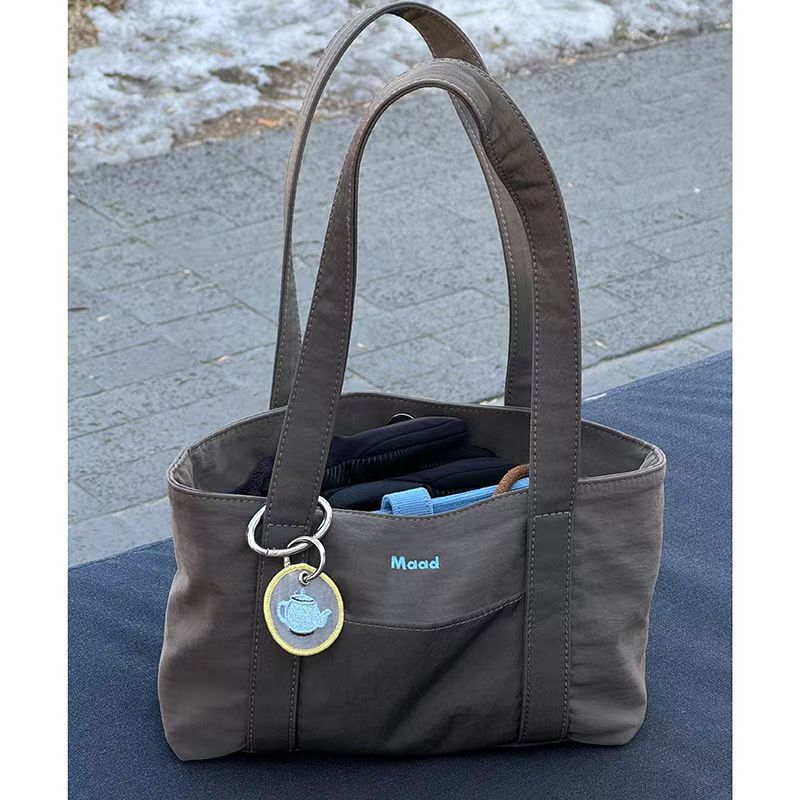 Fashionable Large-Capacity Nylon Baguette Bag for Women Casual Portable Travel Niche Commuting Shoulder Armpit Tote Bag
