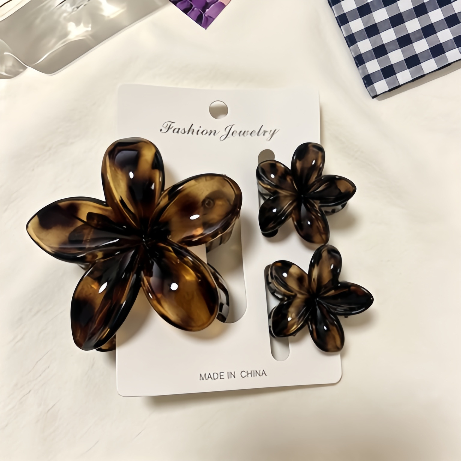 Pinza de pelo acrílica con flor de plumeria para mujer, accesorio de alta gama, pinza de tiburón, pinza de pelo cruzada para el verano.