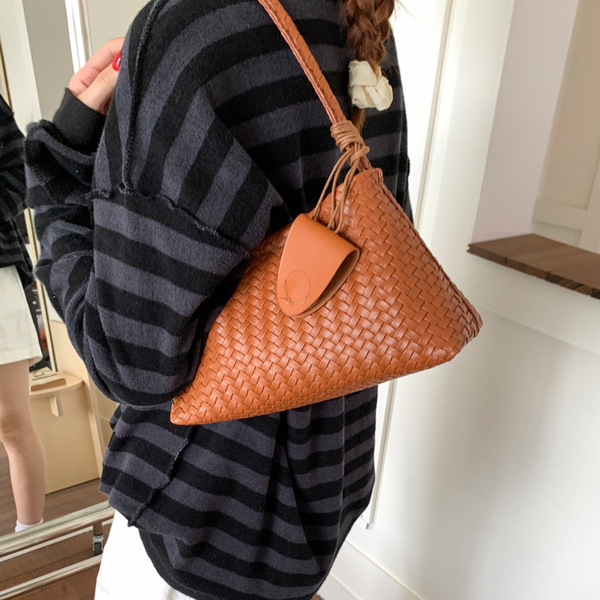 Fashionable woven underarm bag