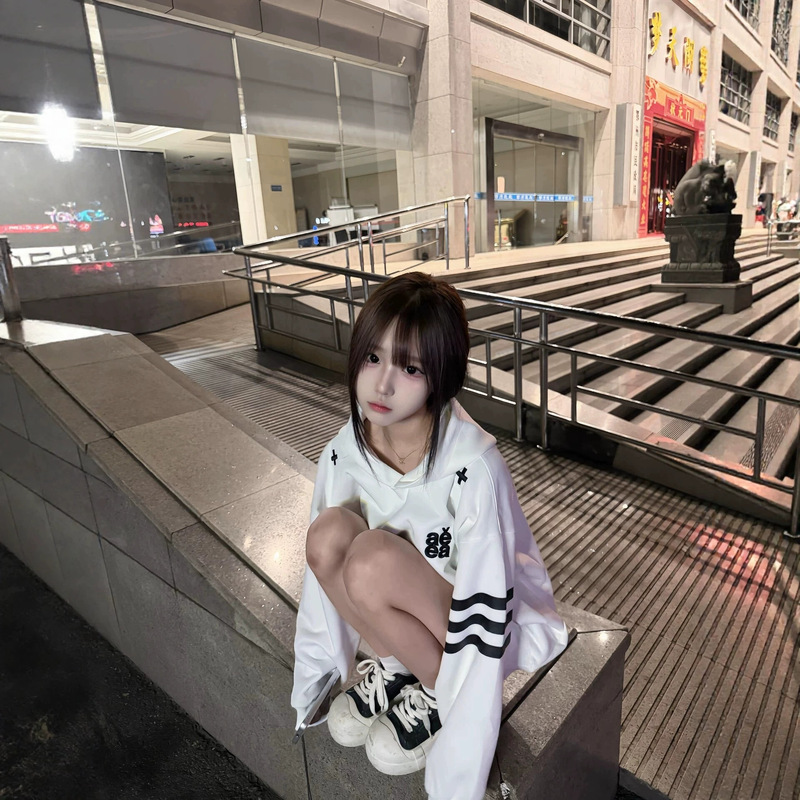 American-style striped letter-embroidered long-sleeve hooded sweatshirt for women, 2026 autumn/winter new collection, cool and stylish pullover top American-style striped letter-embroidered long-sleeve hooded sweatshirt for women, 2026 autumn/winter new collection, cool and stylish pullover top