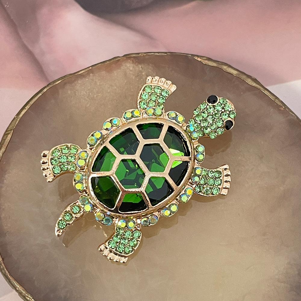 Broche de tortuga con incrustaciones completas de diamantes sintéticos