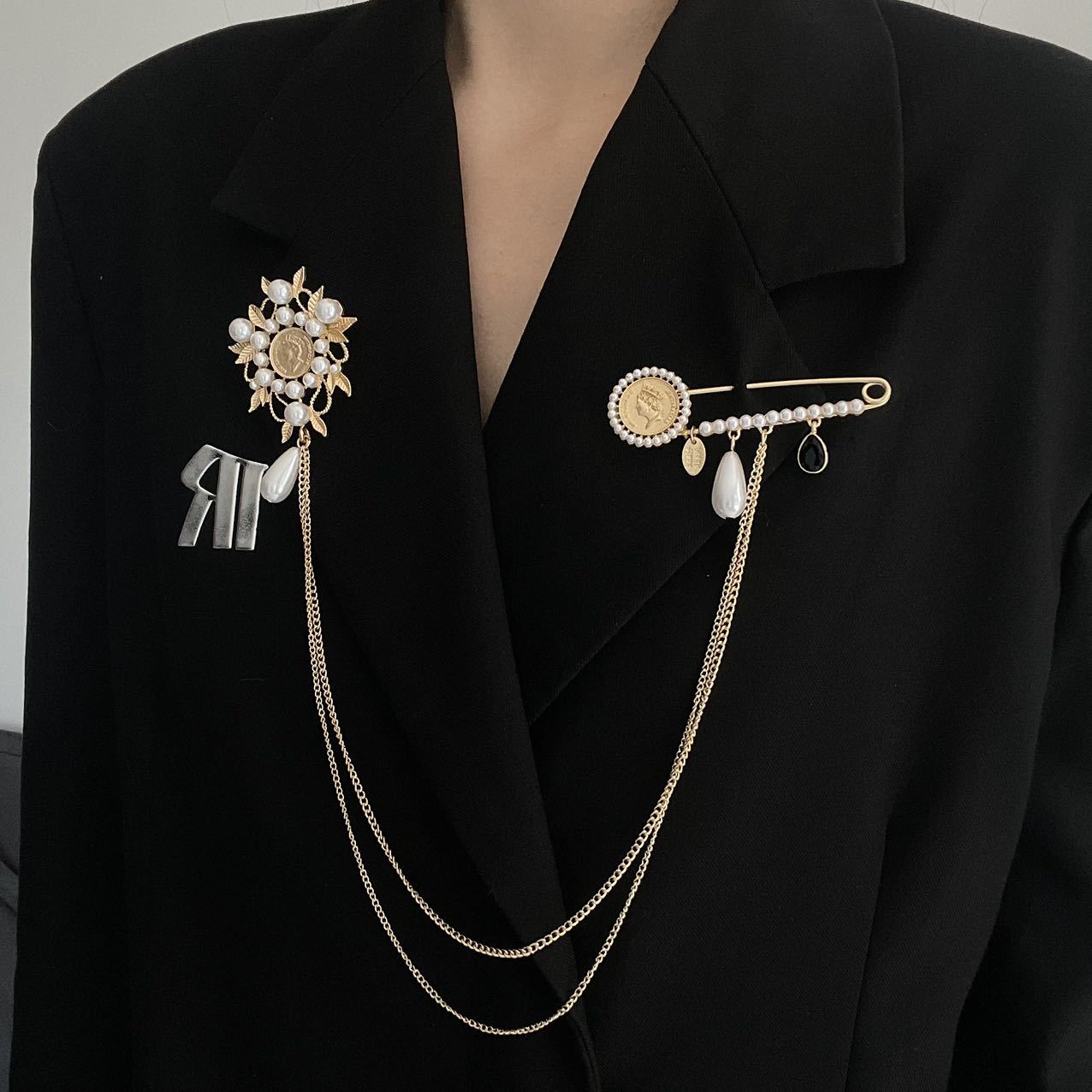 Spilla con perla e catena lunga per uomo e donna elegante_voghion.com