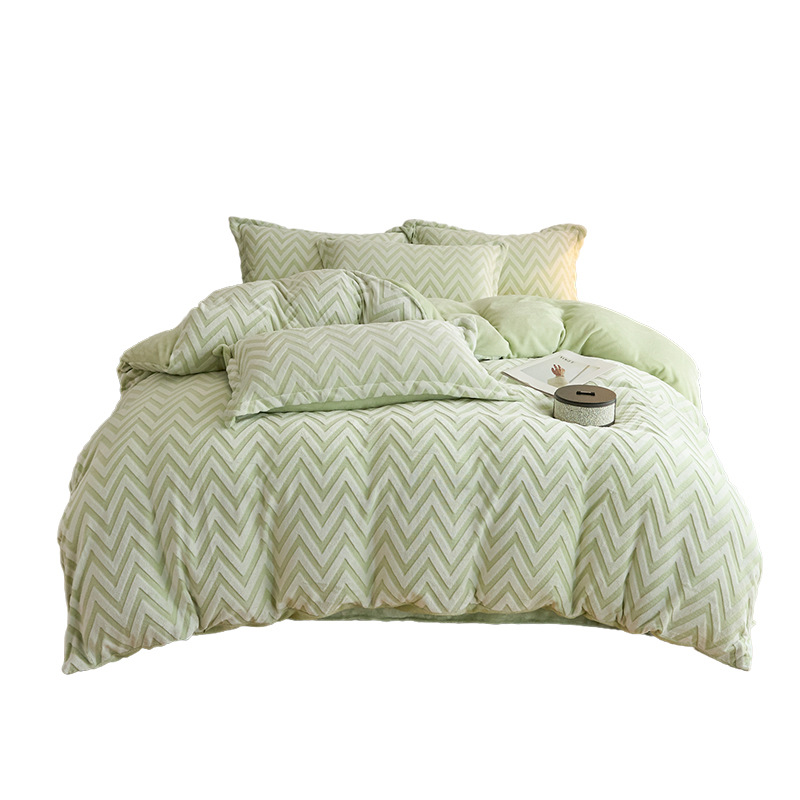 Cama de seda de leche gruesa tallada cuatro piezas de seda de coral de invierno de doble cara flange cubierta de edredón más sábanas de seda