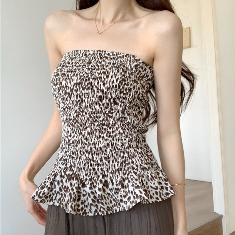 実際に本物のヒョウの紋様をたたいて胸のベストの女性の夏の外で純粋な欲のギャルを着て腰を収めてやせているハスの葉の縁のスカートの上着を現します。|undefined