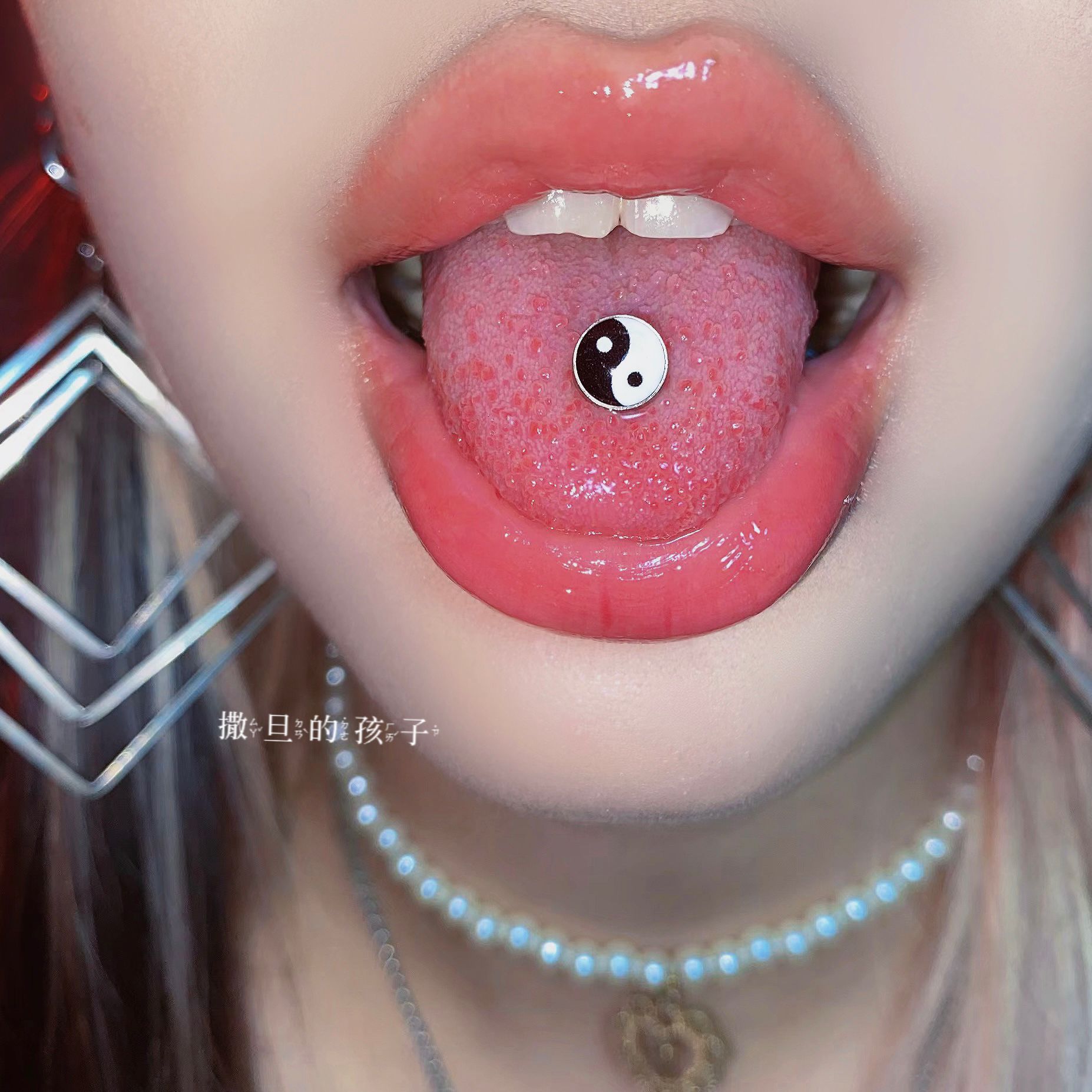 Silver pointed spike labret stud material detail