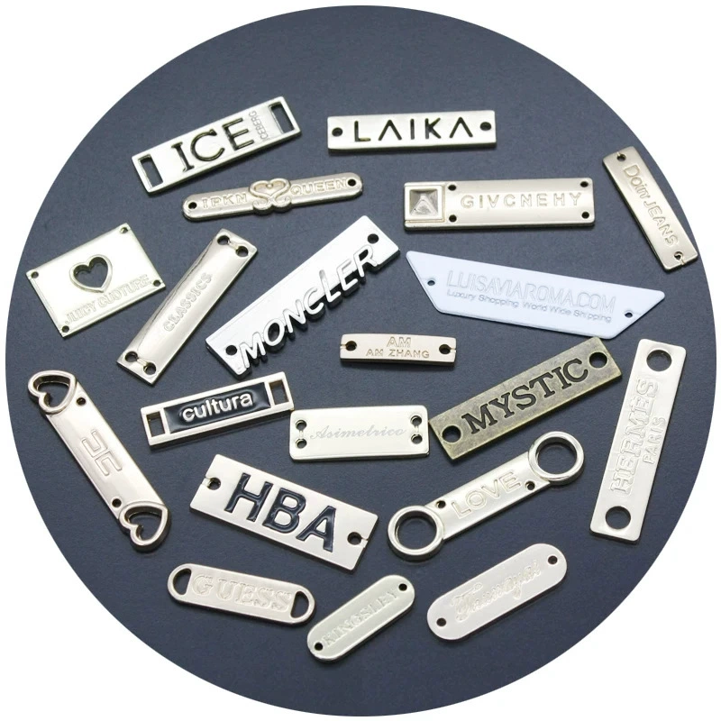 Производитель аксессуаров для одежды, фурнитуры, логотипов, высококачественных металлических табличек для сумок, а также ручных металлических бирок с буквами.