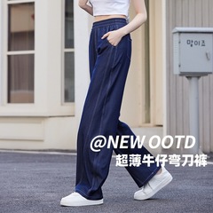 夏の薄いサイズのジーパンの女性は腰が高くて痩せています。