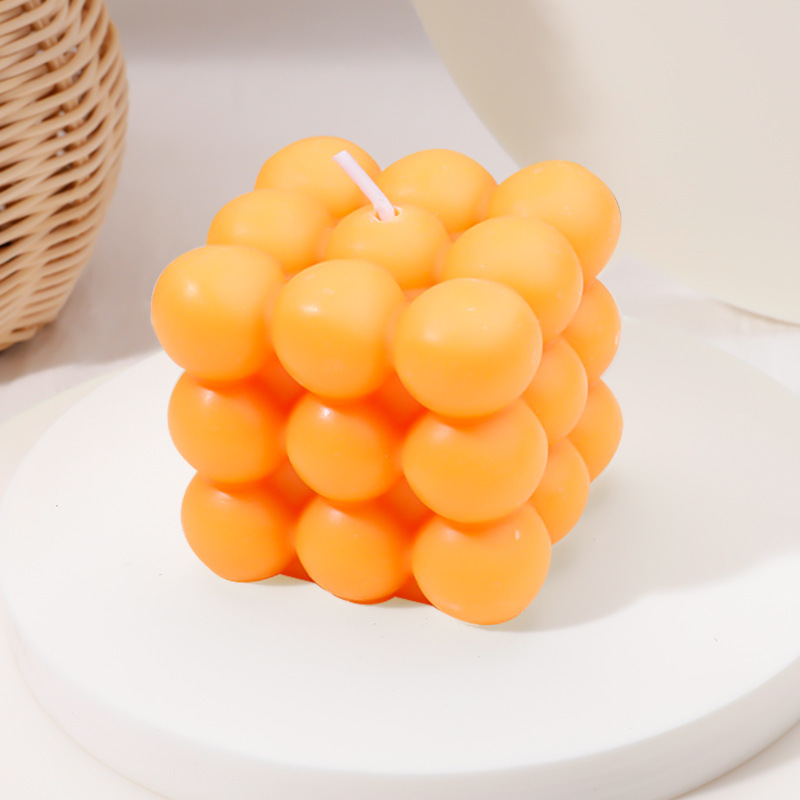 Una caja de velas de cubo naranja