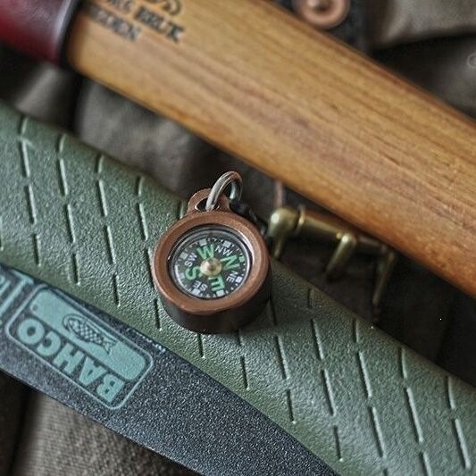 Outdoor aluminum alloy compass, non-oiled north compass, portable compass for travel, hiking, and outdoor use to determine direction