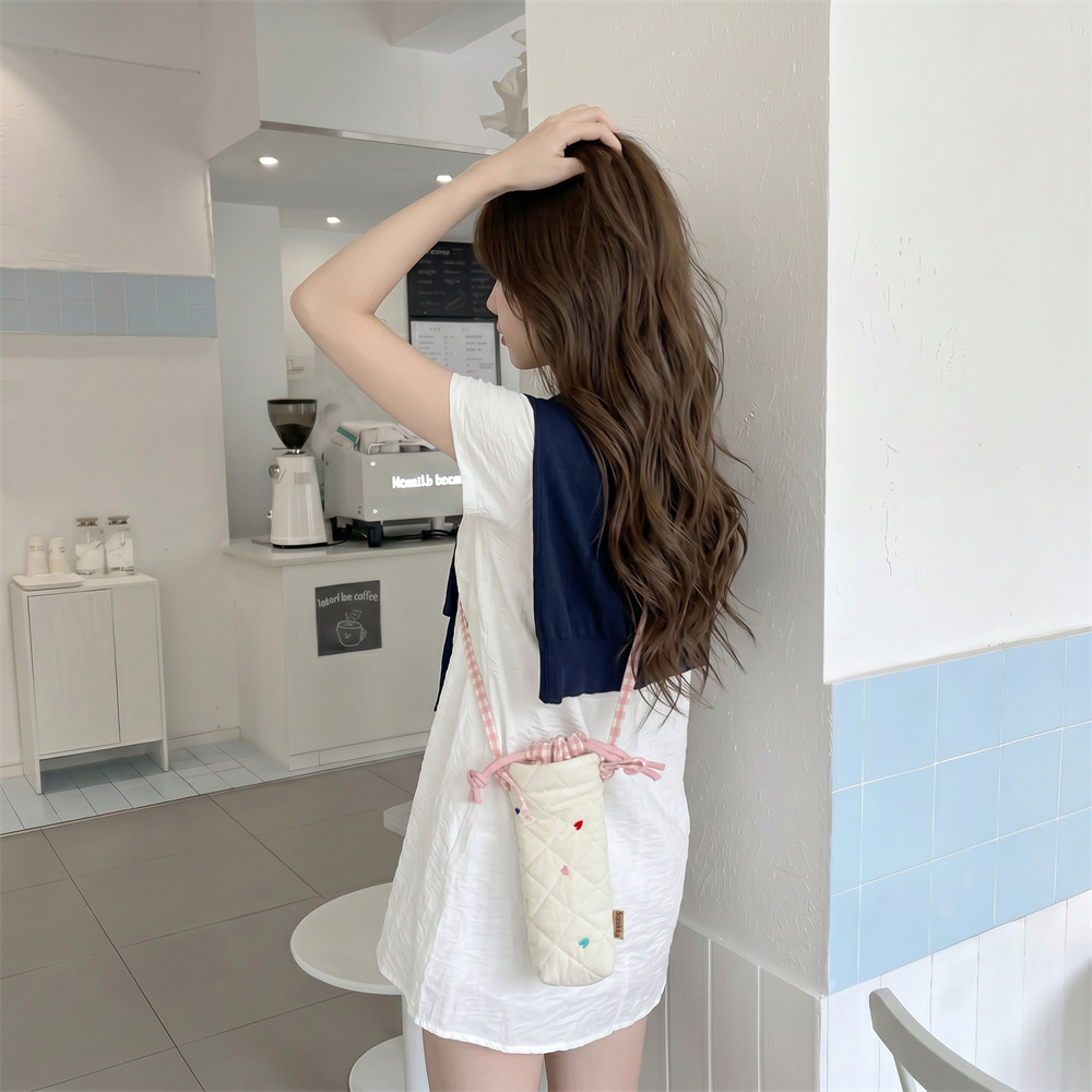 64161 Soft and fluffy heart-patterned quilted DJI protective case with drawstring closure, scratch-resistant and drop-proof portable storage bag.